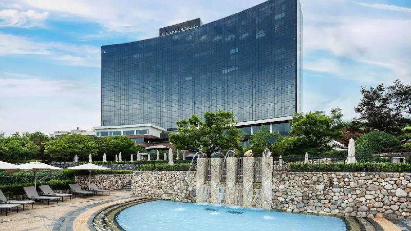 Grand-Hyatt-Seoul-P1737-Exterior-Outdoor-Pool.16x9.jpg